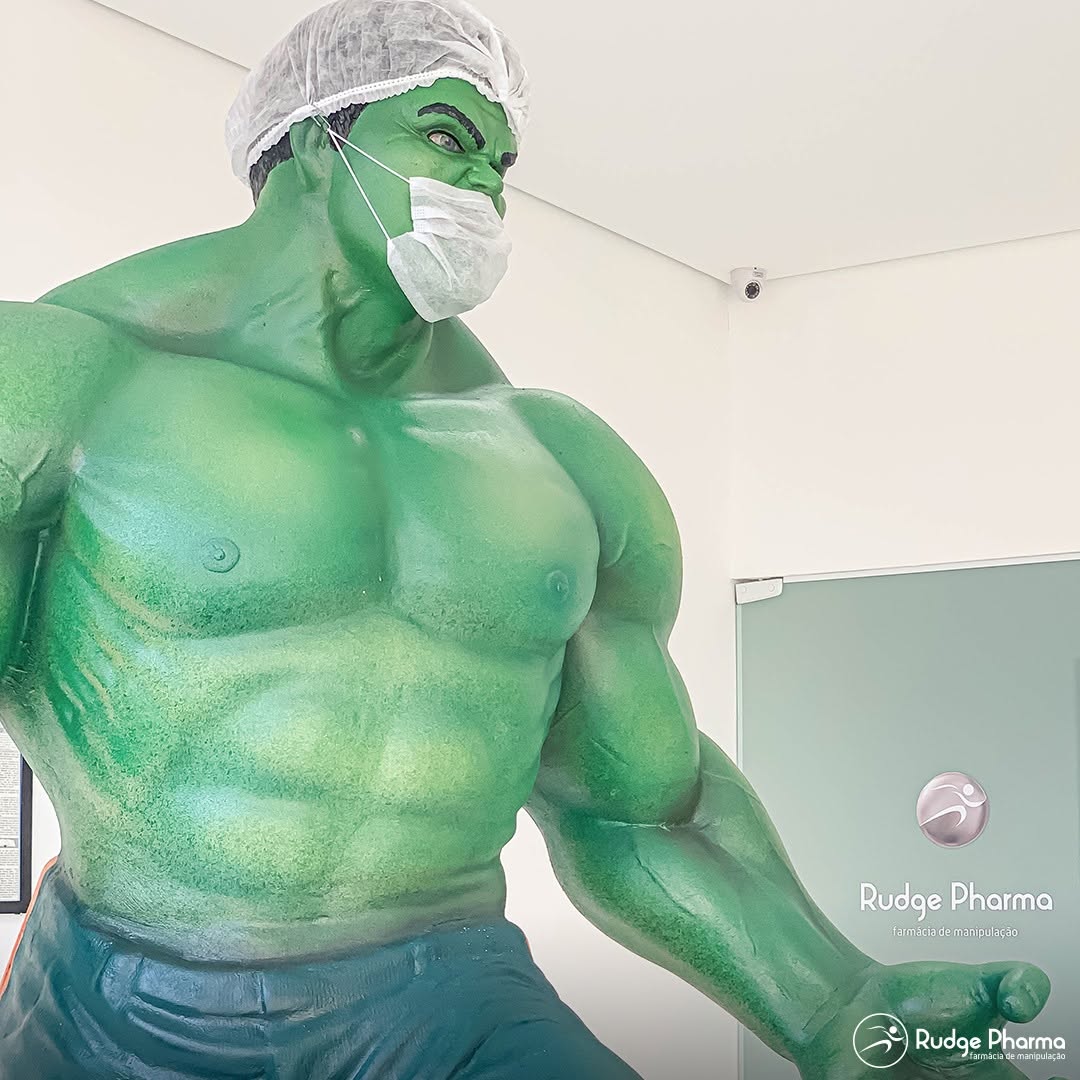 Mascote esportivo da Rudge Pharma com máscara