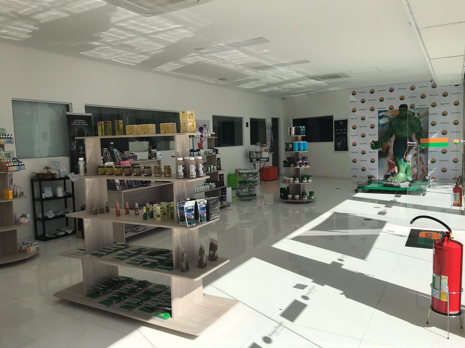 Interior da loja Rudge Pharma